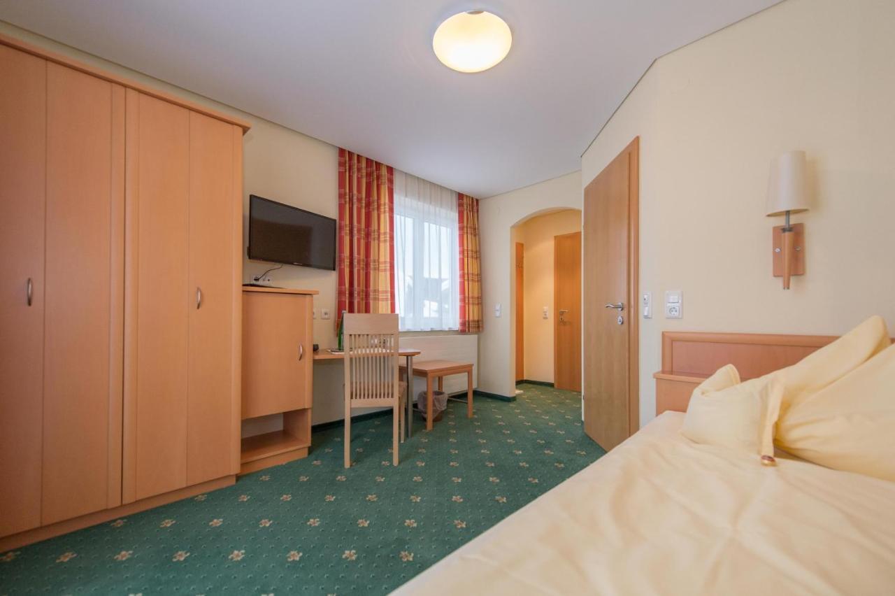Pension Elisabeth Russbach am Pass Gschütt Pokoj fotografie